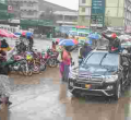 Kenyans Online React as President Uhuru Campaigns in the Rain