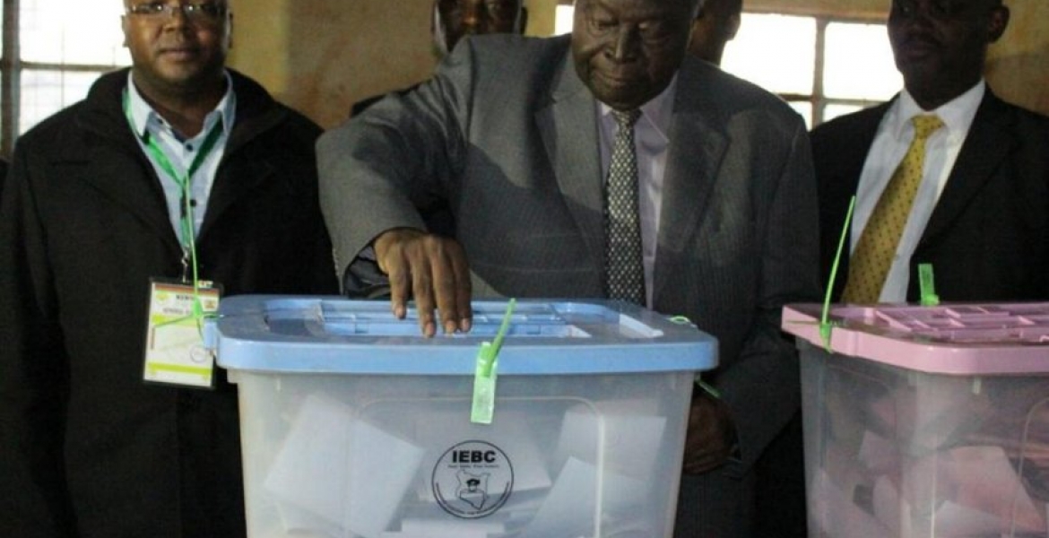 Former Presidents Kibaki, Moi Join Other Kenyans in Voting