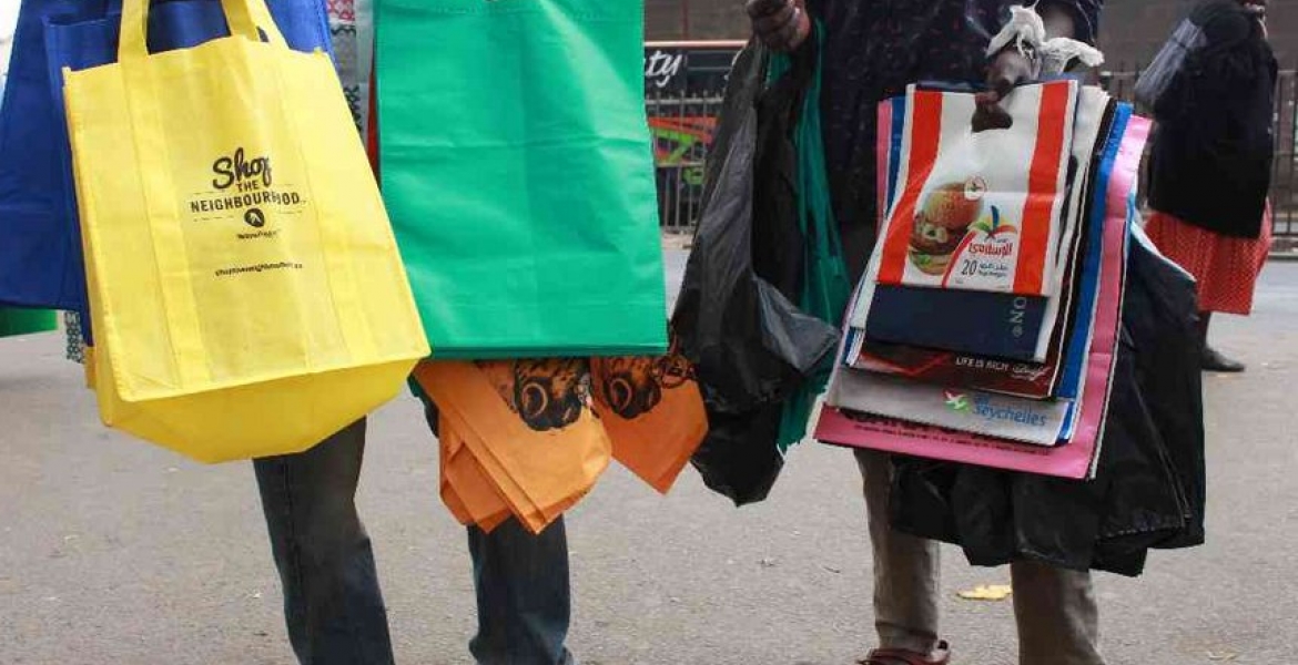 Travelers Entering Kenya Carrying Plastic Bags to Leave Them at the Airport