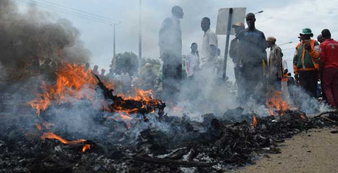 Chaos in Kisumu as Irate Youth Burn President Uhuru's Billboard
