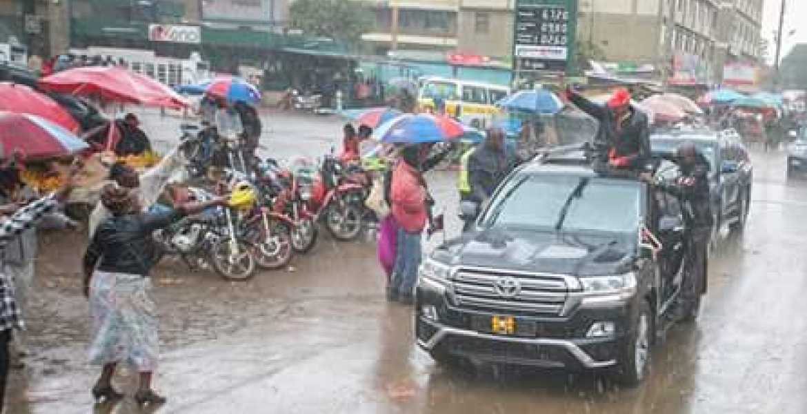 Kenyans Online React as President Uhuru Campaigns in the Rain