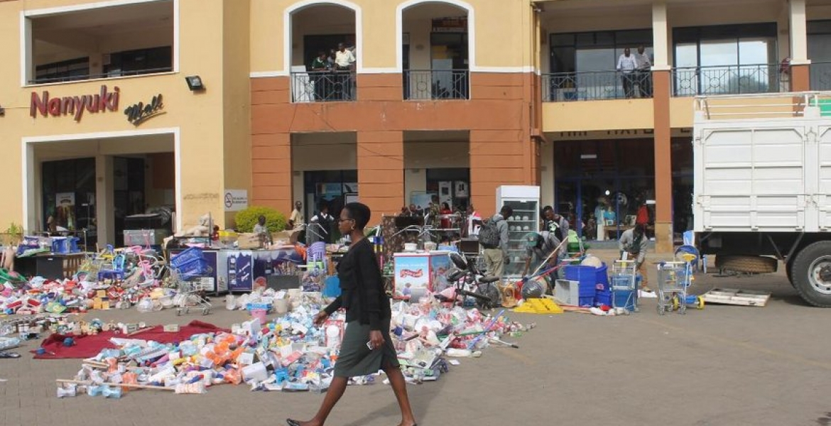 Residents Loot Stock as Nakumatt is Evicted from Mall