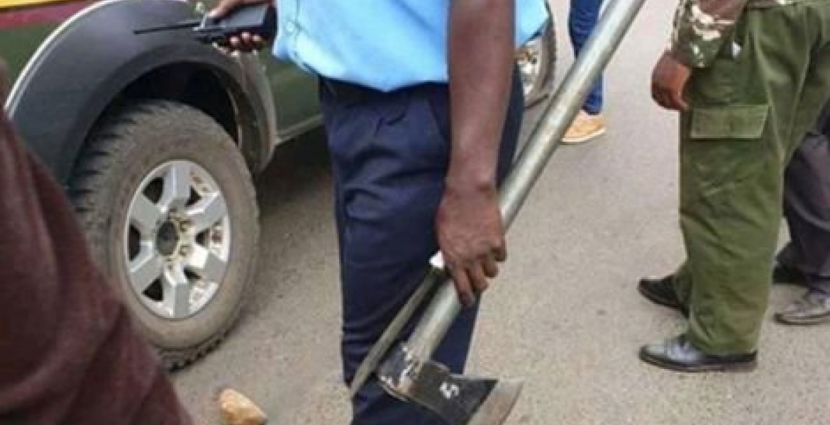 Kenyan Policeman Pictured Handling Murder Weapons with Bare Hands, Kenyans React
