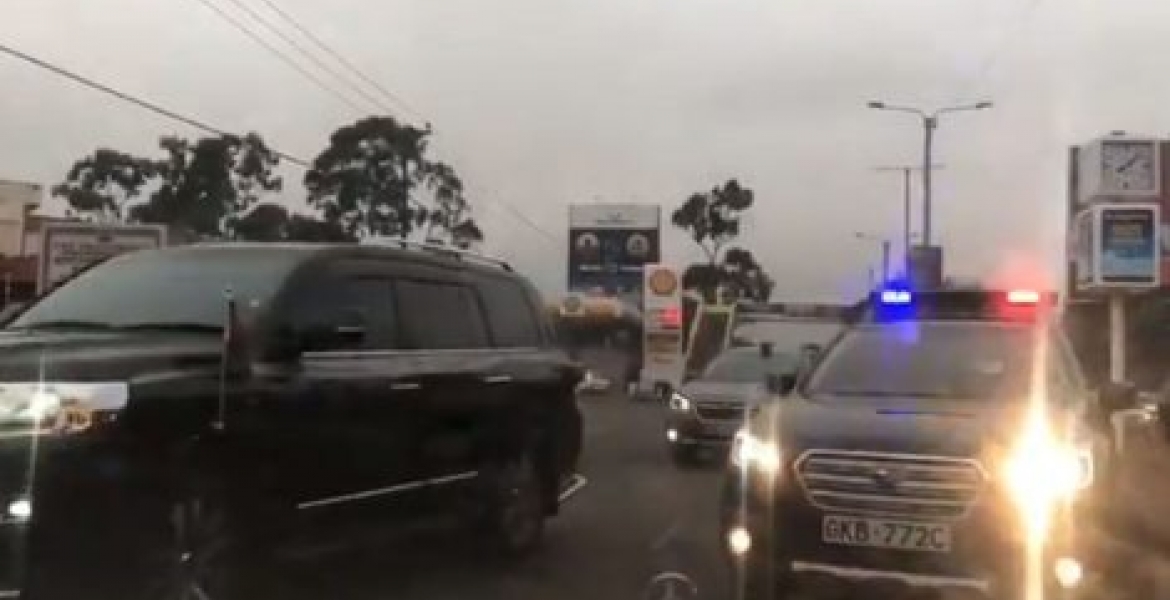 Activist Boniface Mwangi Blocks VIP Convoy Driving on the Wrong Side of City Road [VIDEO]