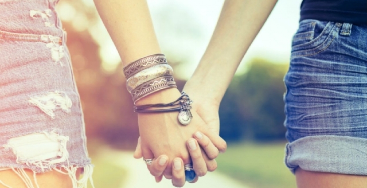 Angry Residents Frogmarch Suspected Kenyan Gay Couple to Police Station