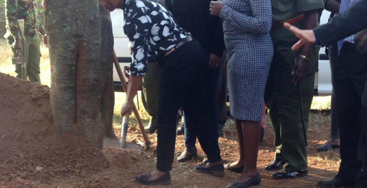 Sarah Wairimu in Tears as Tob Cohen is Buried in Nairobi