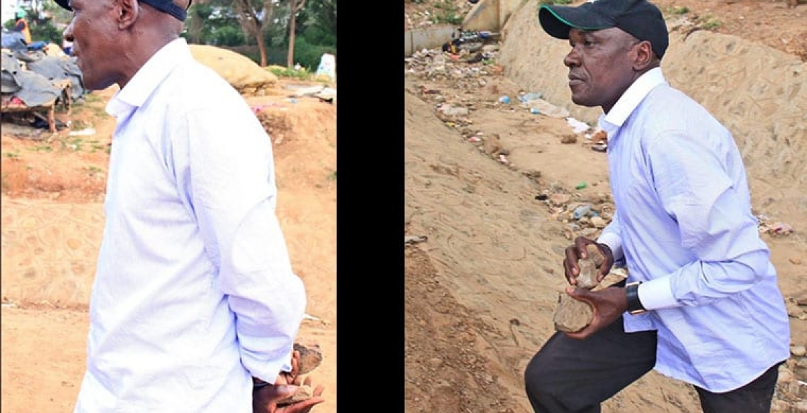 Shame: Former Senator Boni Khalwale Pictured Carrying Stones during Kibra By-Election
