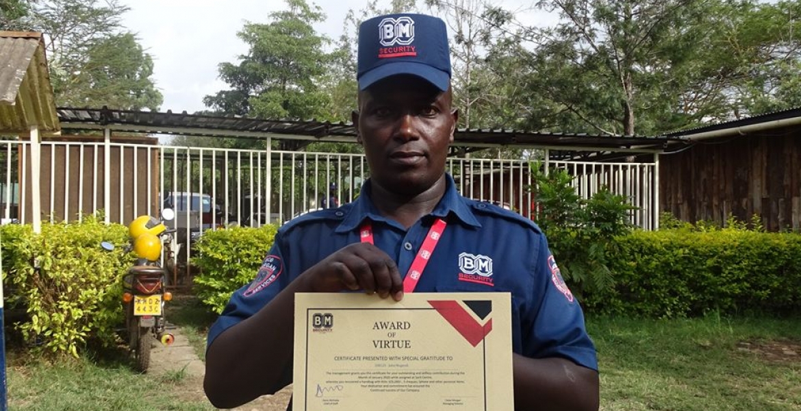 Honest Kenyan Security Guard Honored for Returning Bag Containing Sh103,000, iPhone and 3 Cheques