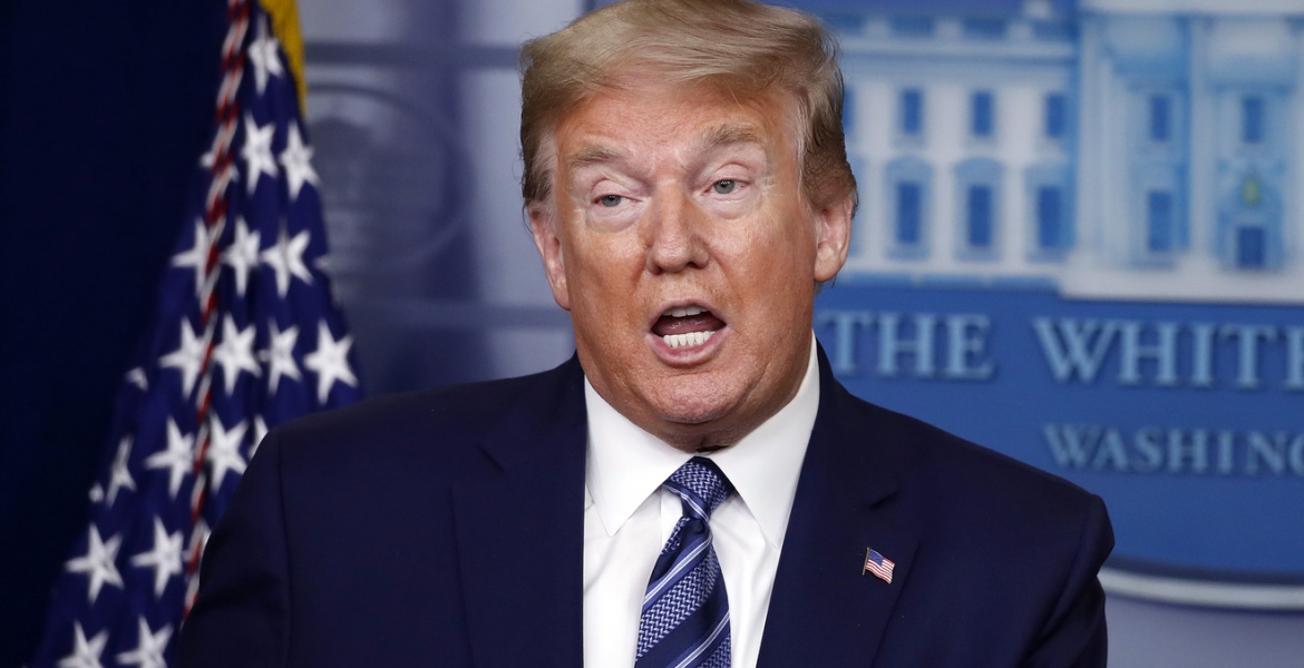 Trump Signs Executive Order Suspending Green Cards Issuance