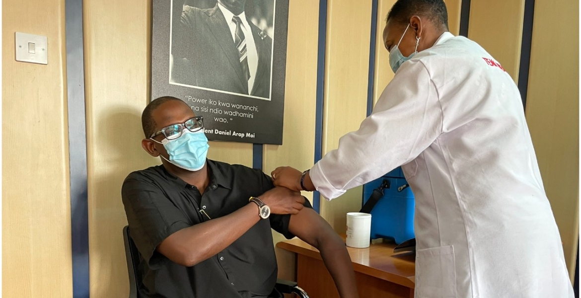 Uhuru Directs Cabinet Members to Take COVID-19 Vaccine