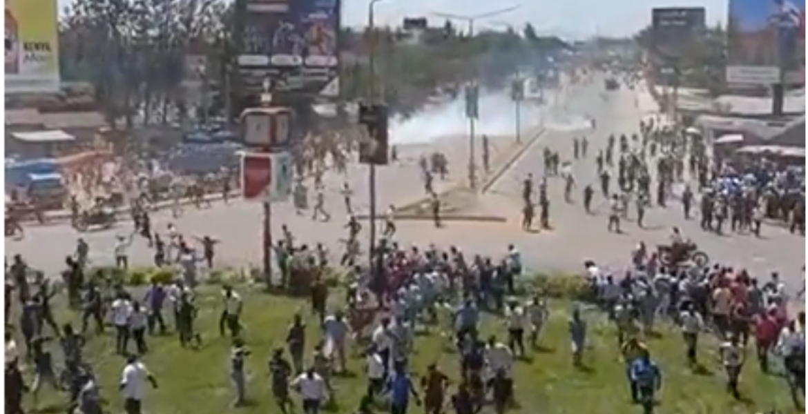 Chaos as Rowdy Youth Stone Deputy President William Ruto's Convoy in Kisumu