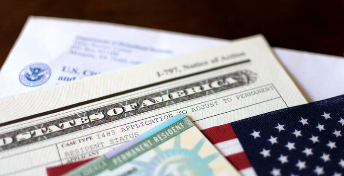 USCIS Updates Policy to Automatically Extend Green Cards for Naturalization Applicants