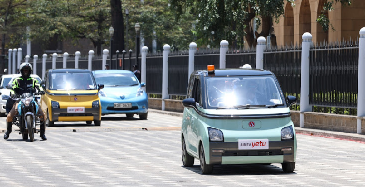 Ruto Drives Self in Electric Car to KICC for Youth Climate Assembly