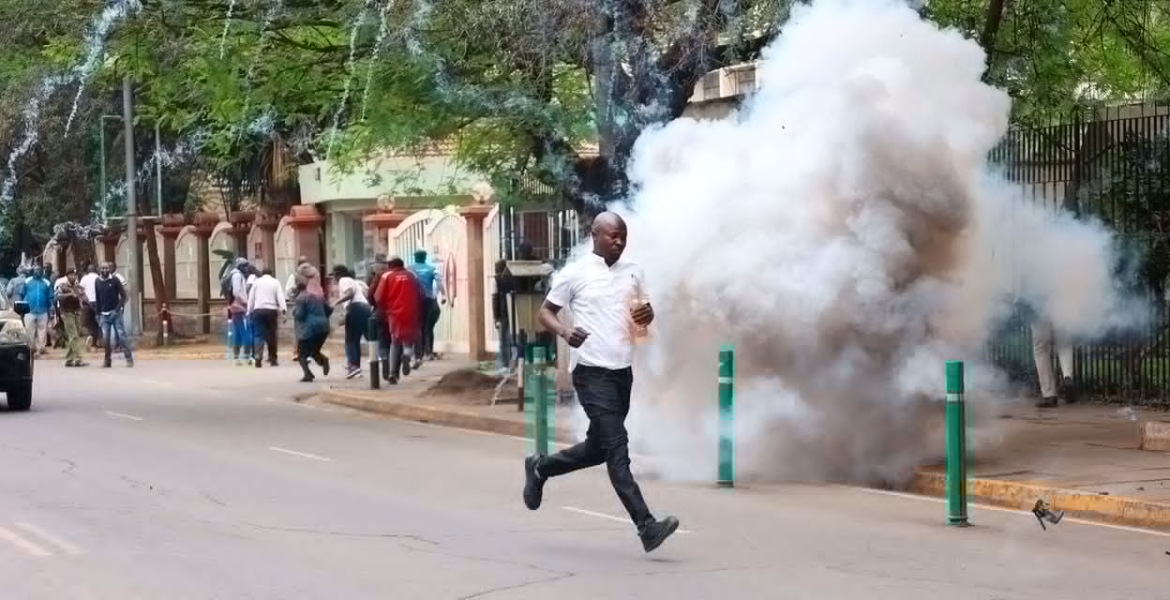 Nairobi Police Detain Lectures Before Parliament March