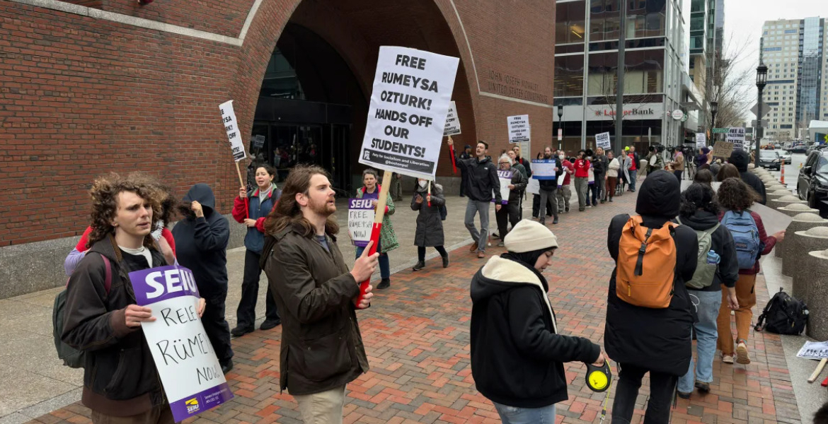 Protesters International Students Ordered to 'Self-Deport' Following US Visa Revocation Notices