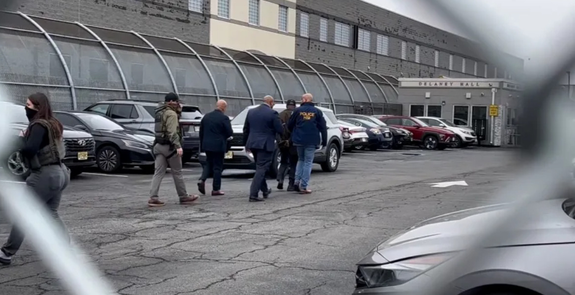 Newark Mayor Ras Baraka US Mayor Arrested Attempting to Enter Immigration Detention Centre